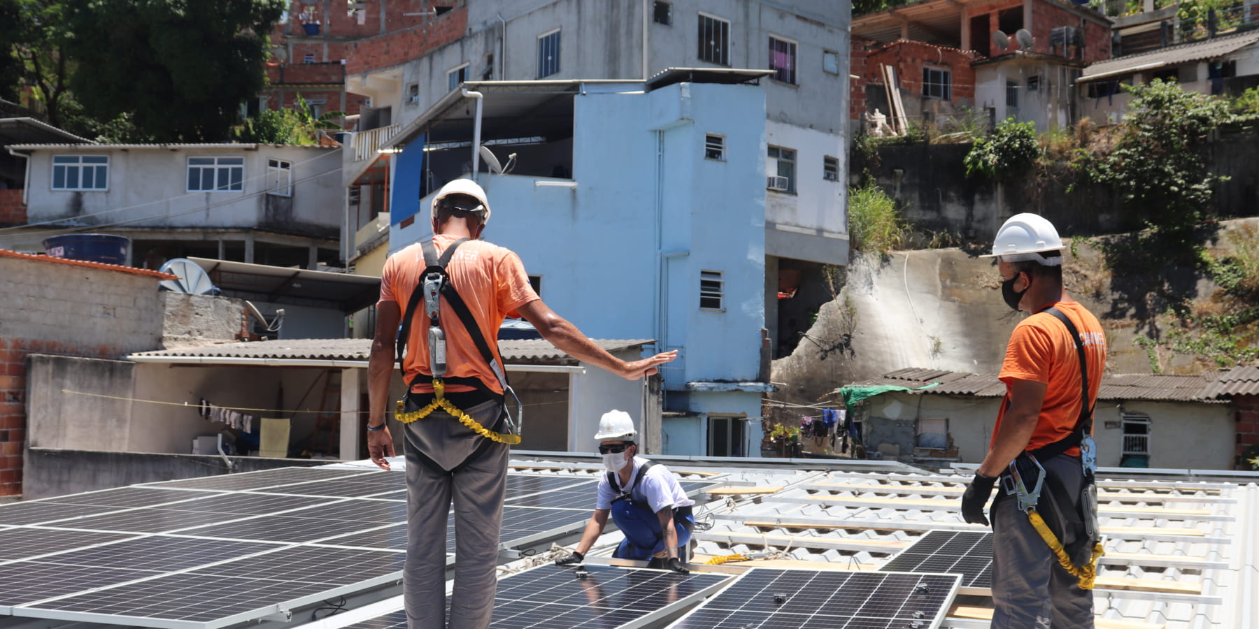 ブラジルのスラム街に設置した太陽光発電パネル「Revolusolar」