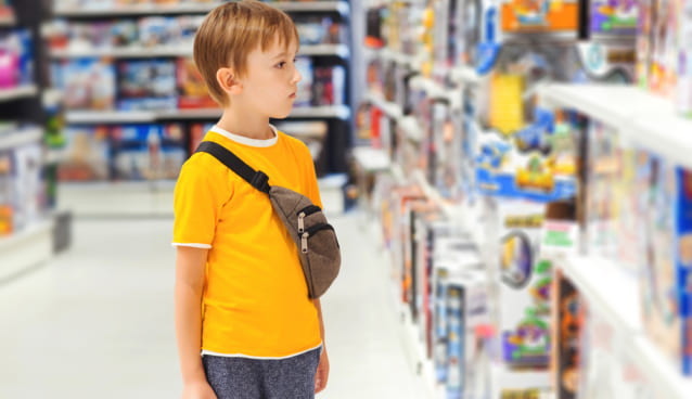 おもちゃ売り場を眺める子供
