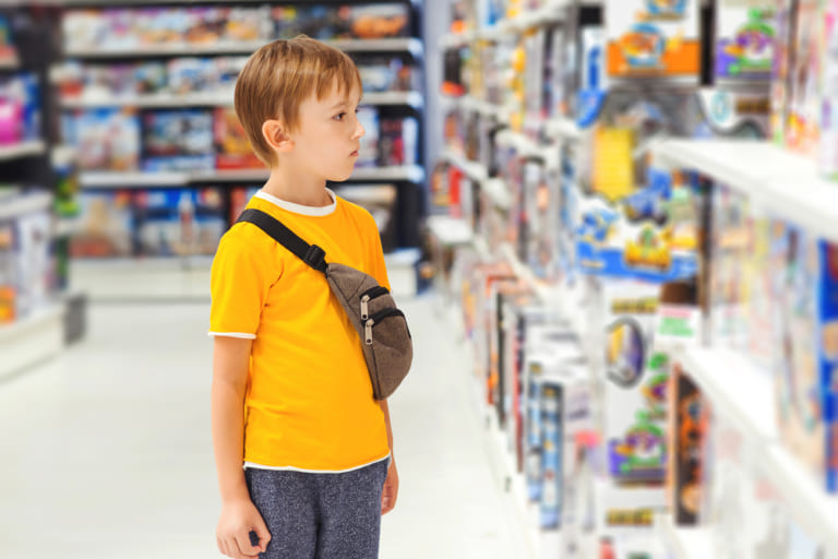 おもちゃ売り場を眺める子供