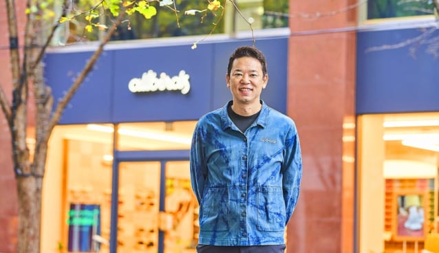 Allbirdsの蓑輪光浩さん。丸の内の店舗外にて