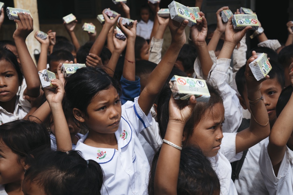 衛生教育を受け、石鹸を受け取ったカンボジアの小学生たち