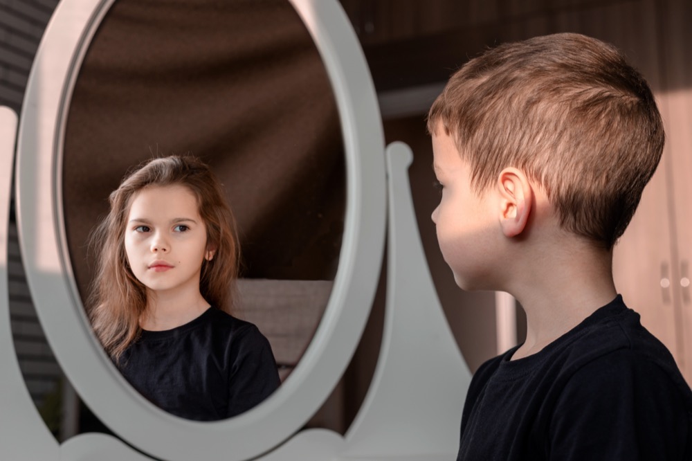 鏡に映る少女