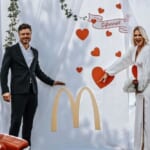 ドライブスルーで愛を誓う。スウェーデンのマクドナルドで30組が結婚したワケ width=