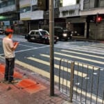 歩きスマホをテクノロジーで解決？香港の「地面に映る赤信号」 width=