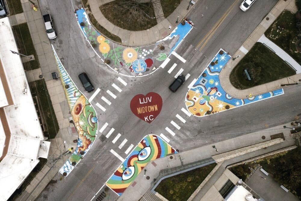 事故から歩行者を守る「道路アート」とは？アメリカ・カンザスシティの交差点に学ぶ