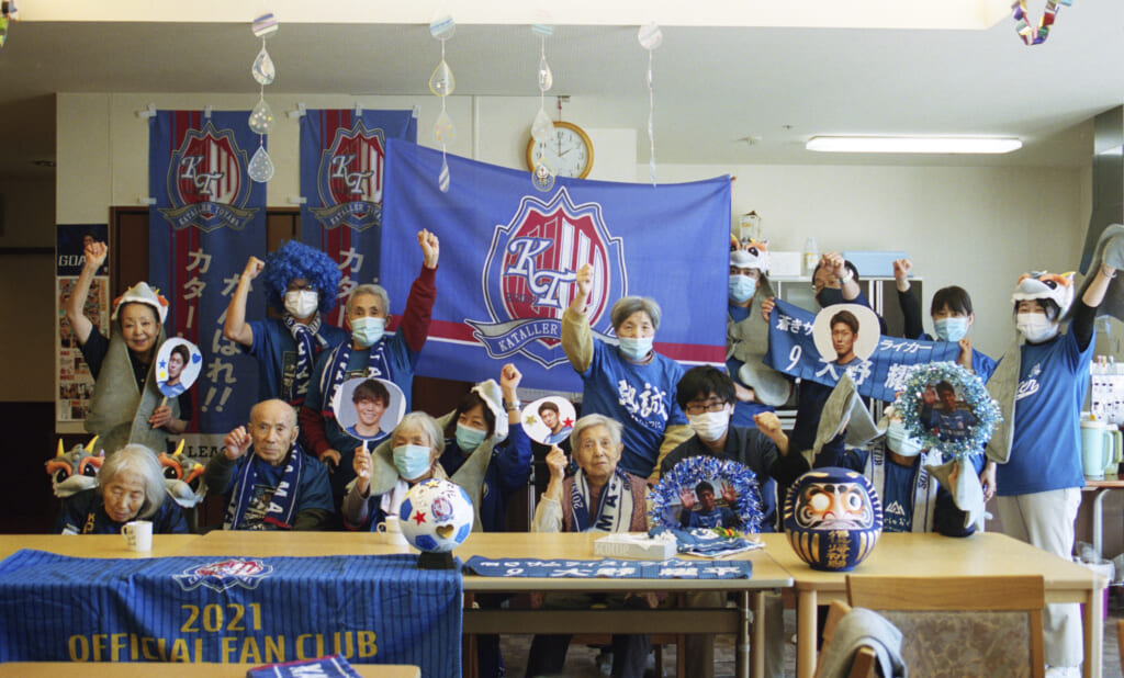 80歳超えても「推し活」を。高齢者とJリーグサッカー選手が支え合う「Be supporters！」