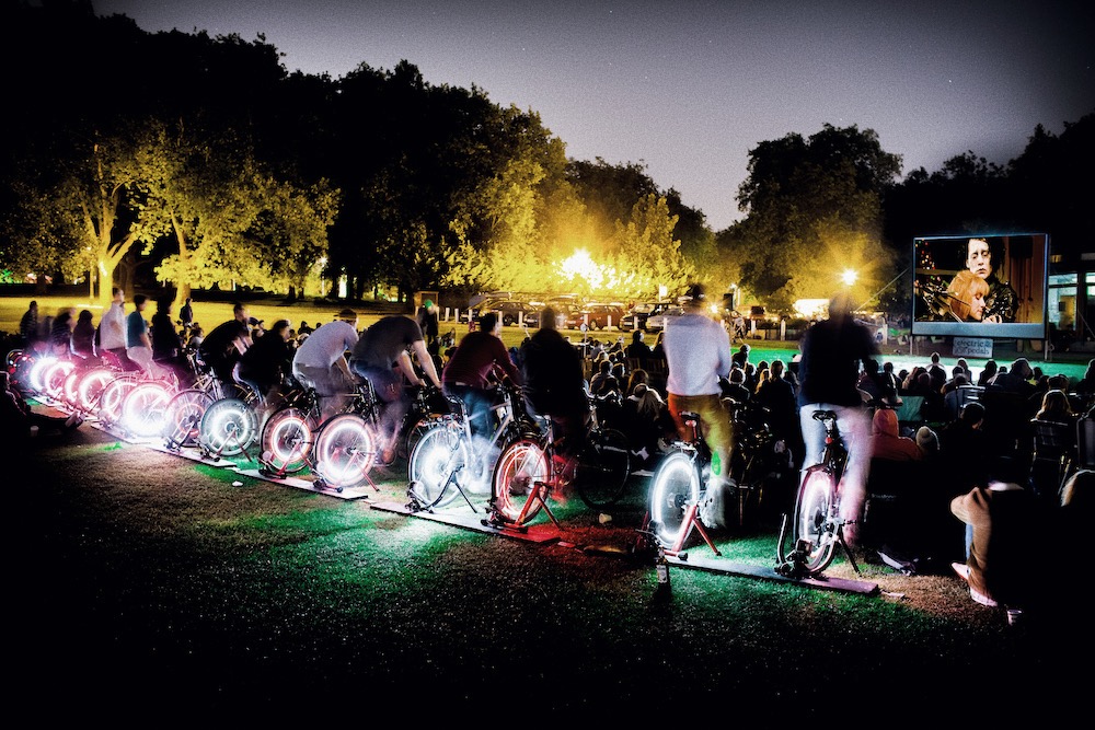 自転車をこがないと上映終了？英国から世界に広がる「自家発電シネマ」