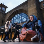ホームレス問題から目を逸らさぬように。ロンドンの駅に突如現れた巨大彫刻 width=