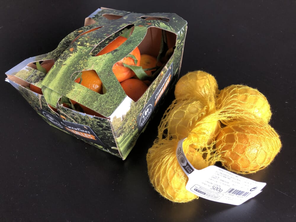 果物などは、紙の箱か木綿製ネットで包装されている