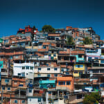 ブラジルの貧困街ファベーラにある「ただの家」が、世界的な建築賞を受賞したワケ width=