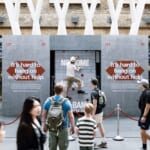 ロンドンの駅に突如現れた「終わりのない壁」が教える、ホームレス状態のリアル width=