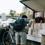 パリ五輪の「立ち退き要請」を地元の古書店が拒否。セーヌ川の文化どう尊重する？ width=