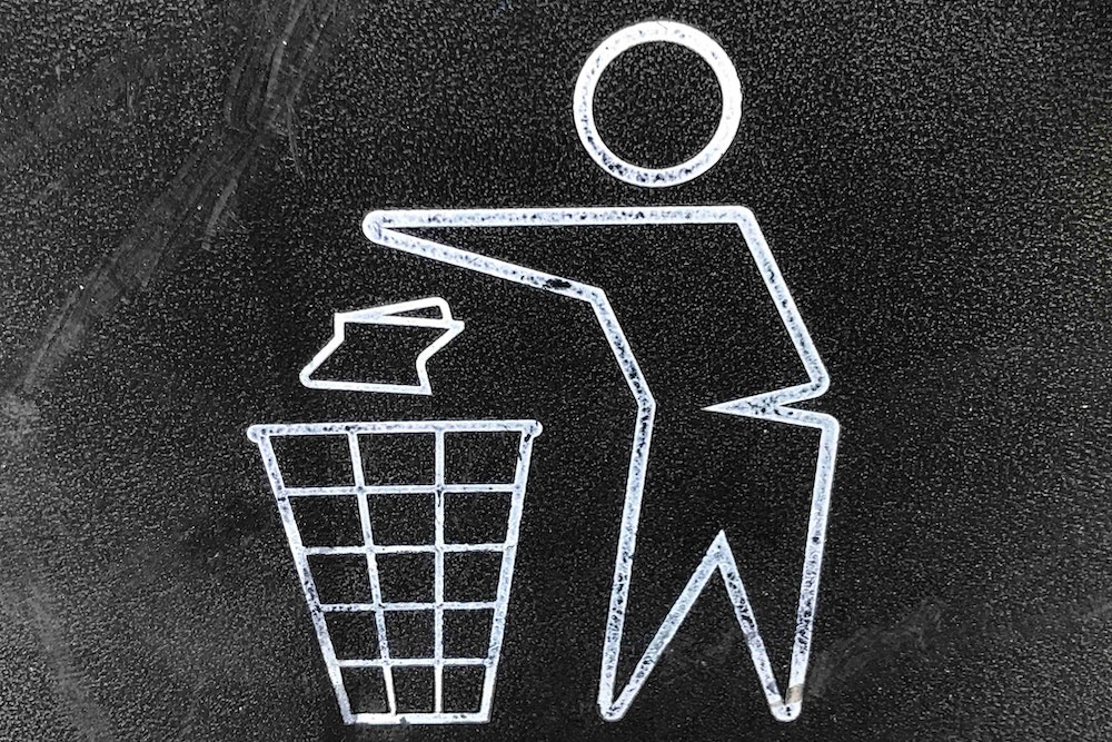 ゴミ捨ての標識。Close up of a recycle garbage bin logo at Pershing Square in Los Angeles, California.