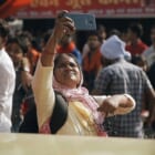 インド最下層カースト女性たちが立ち上げた新聞社の“闘い”を描く映画『燃えあがる女性記者たち』