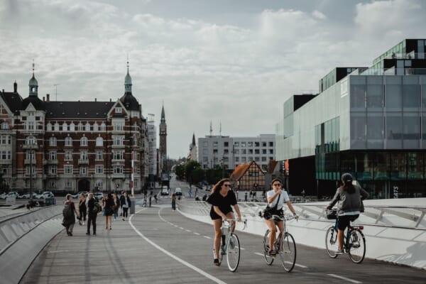 コペンハーゲンで自転車に乗る人