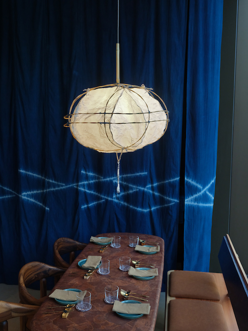 店内の照明。福岡の「ANON lighting」が海藻養殖の「SEA VEGETABLE」と協力し、規格外で販売できない海藻を混ぜ込んだ和紙で製作。