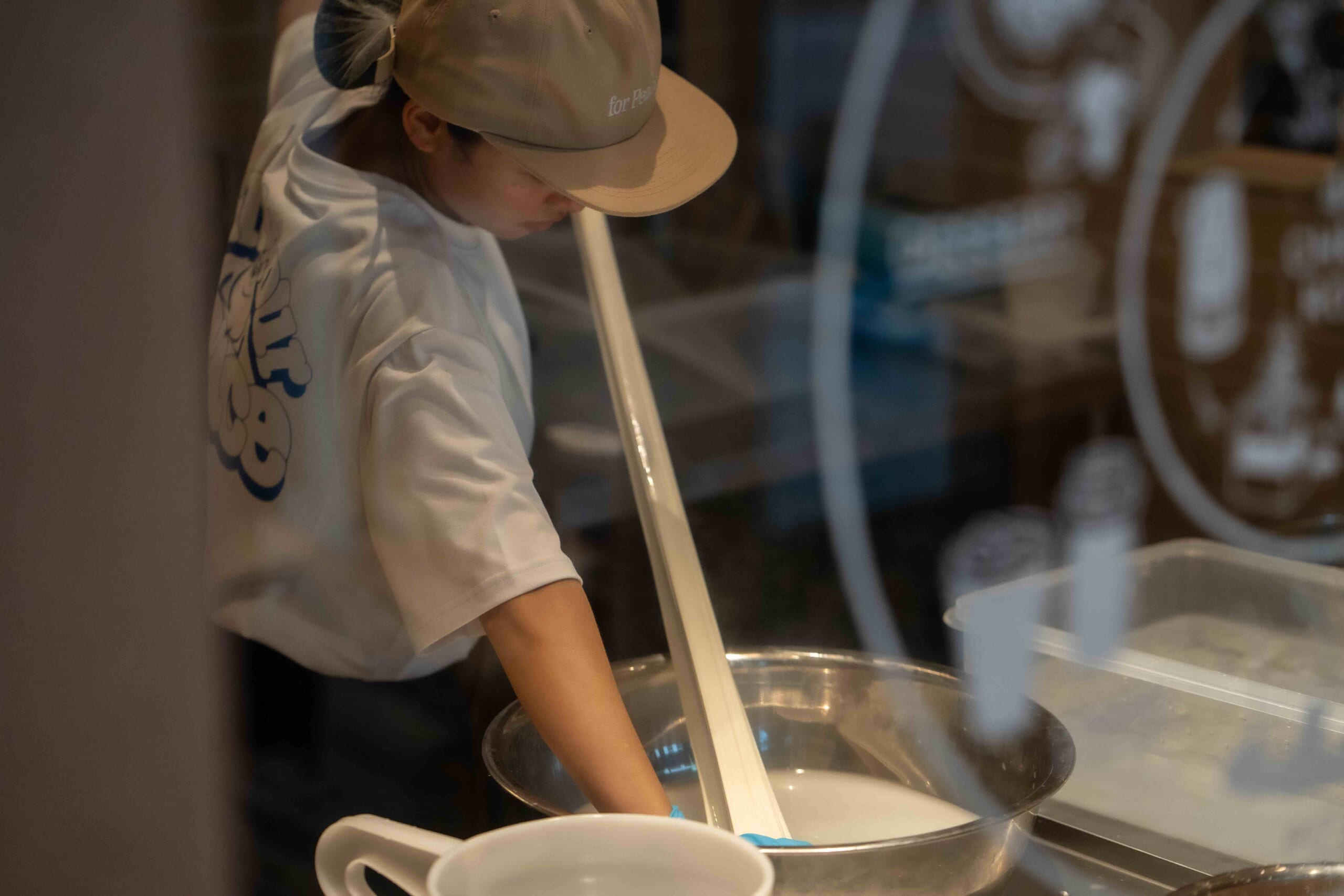 店内工房で自家製チーズを手作り　須藤牧場のミルクを使ったチーズ。副産物として出るホエイは、捨てずにメニューに有効活用している。