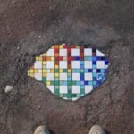 自称「歩道の外科医」。街をカラフルにする道路補修アーティストEmemem width=