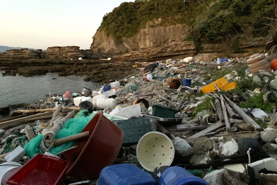 ゴミで埋め尽くされた赤島海岸
