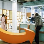 Amazonが初の「中古品限定ショップ」をロンドンにオープン。実際の店舗の様子は？ width=
