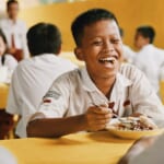 インドネシアの学校が、食堂の壁を一面「黄色」に塗ったワケ width=