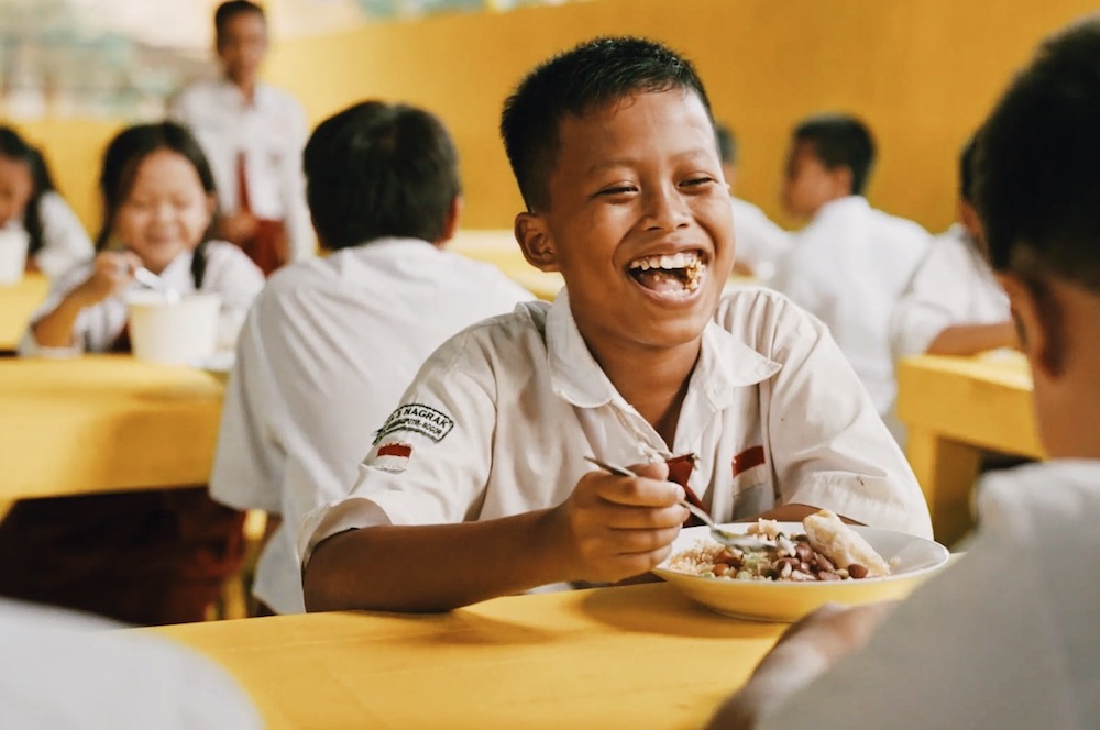 ハエ退治に学校の食堂を黄色に塗る「Project Yellow Canteen」