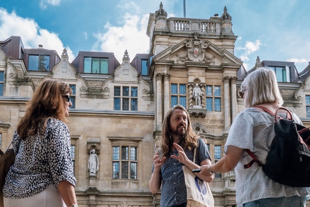 建築の背景にある植民地主義に向き合う、イギリスの“不快な“街歩きツアー