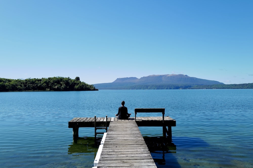 ニュージーランドの湖畔で暮らす四角さん