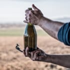 飲み終えたビール瓶が雨量計に。気候変動からコロンビア農家を支える「NATIVA METER」