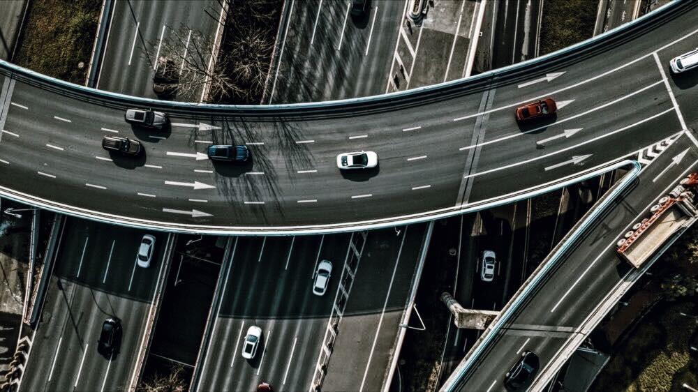 走りながら電気自動車を充電できる「ワイヤレス充電道路」