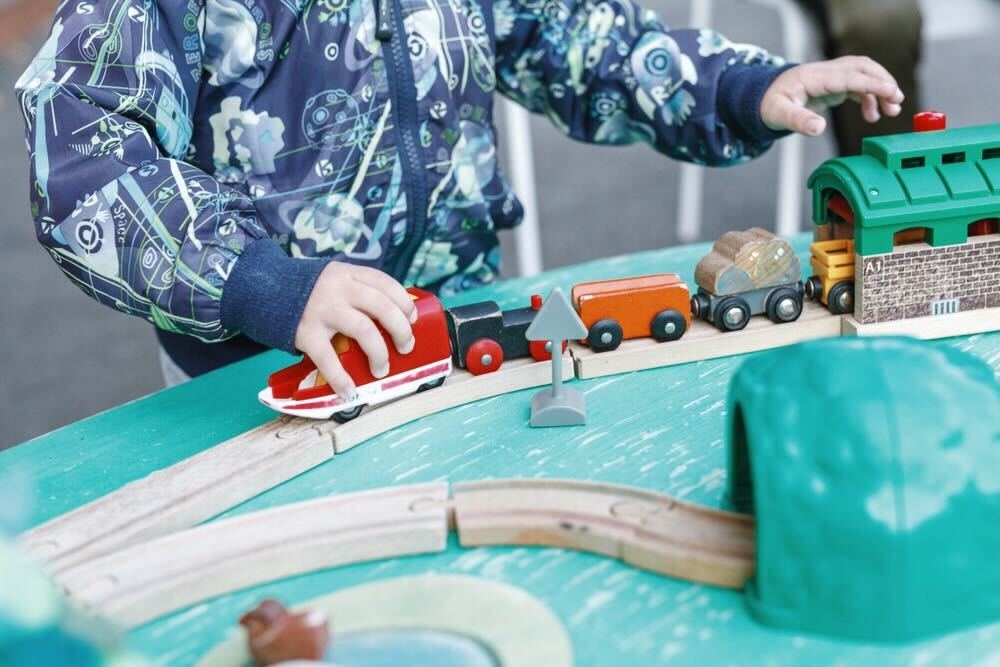 自閉症の子どもと電車のおもちゃ