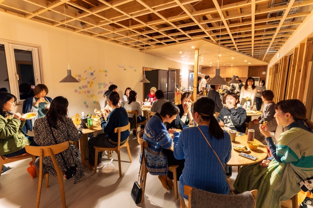 同窓会1日目の夕食の様子。東川町のレストラン「ON THE TABLE」の方々が来てくださった。