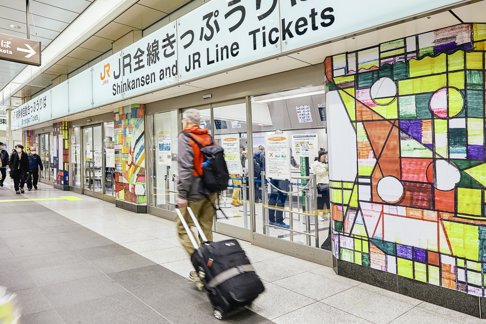 ヘラルボニーの作家である八重樫さんのアートが駅舎をジャック。「八重樫さんがものすごく感動していたことをよく覚えていますよ」（江口さん）