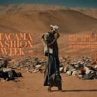 チリ・アタカマ砂漠「洋服の墓場」のファッションショー。廃棄された服でランウェイを歩く