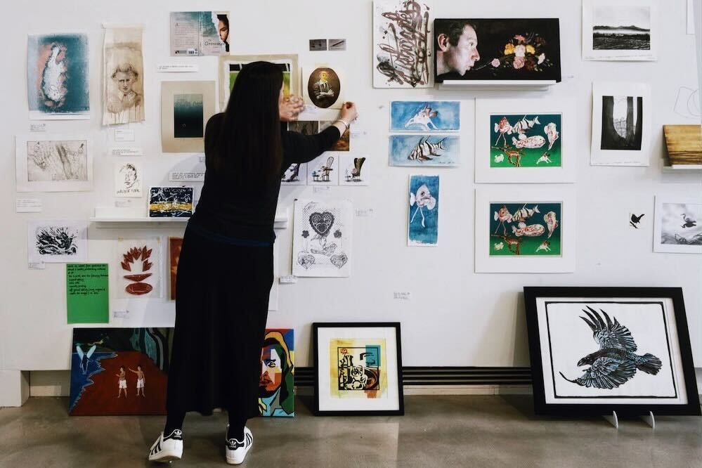市民がアートを持ち込み、キュレーターに。“ギャラリーは誰のものか”を問う参加型展示