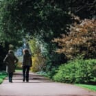 メンタルヘルスは“おしゃべり散歩“から。ちょっとおかしな1,000の質問で対話を促す、街歩きプログラム