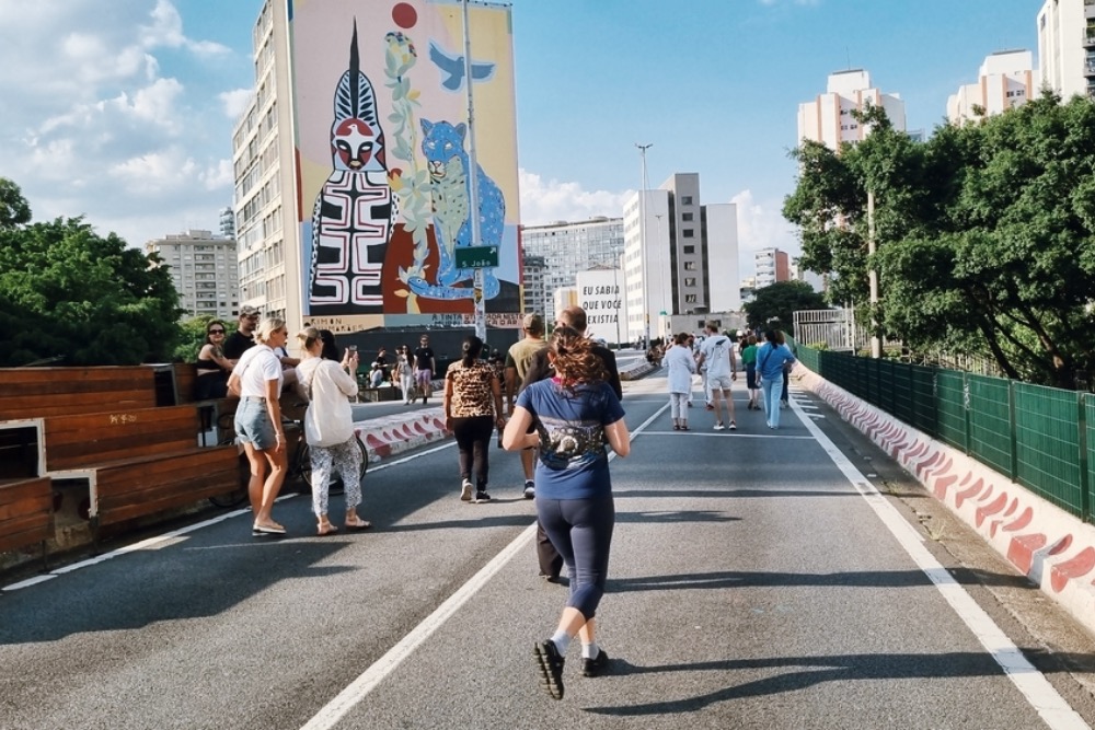 まるでアスファルト上のビーチ。ブラジルの高速道路を歩行者天国にする取り組み