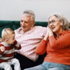 孫を世話する祖父母にも育児手当を。スウェーデンの新たな福祉制度