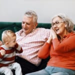 孫を世話する祖父母にも育児手当を。スウェーデンの新たな福祉制度 width=