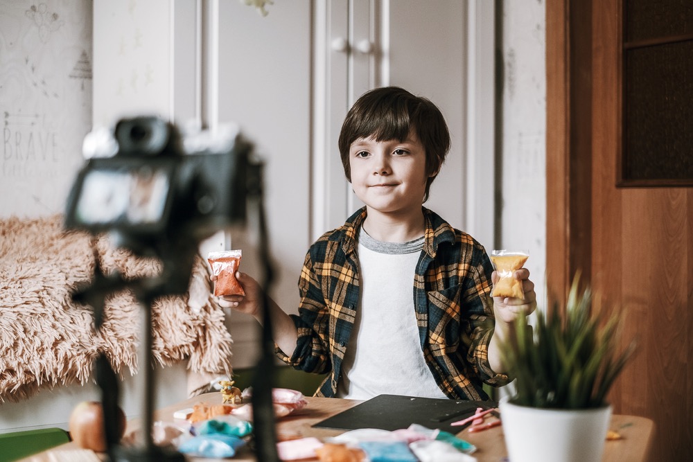 親のSNS動画に出演させられた、子どもにも報酬を。米・イリノイ州の法律で義務化