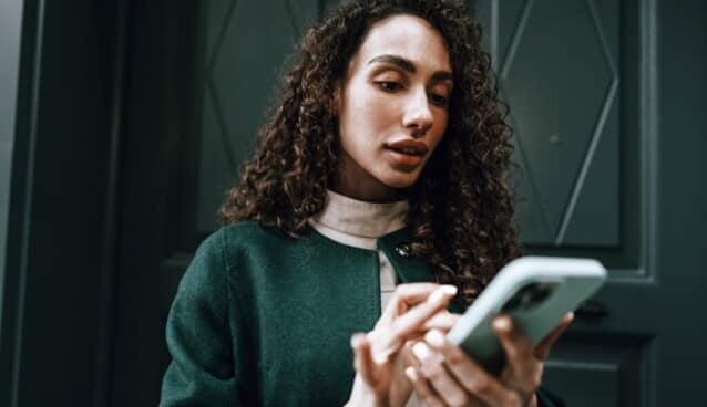 スマートフォンを操作する女性