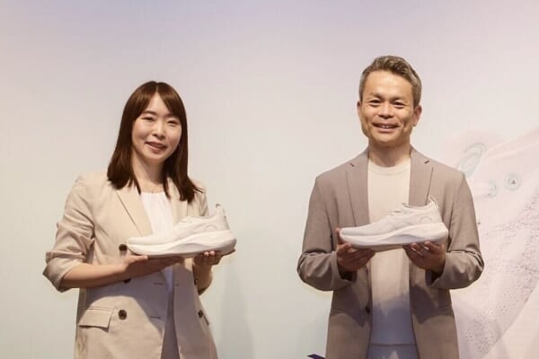 左：株式会社アシックス サステナビリティ部⻑・井上聖子氏、右：株式会社アシックス フットウエア生産統括部マテリアル部⻑・ニンバスミライ開発責任者・上福元史隆氏