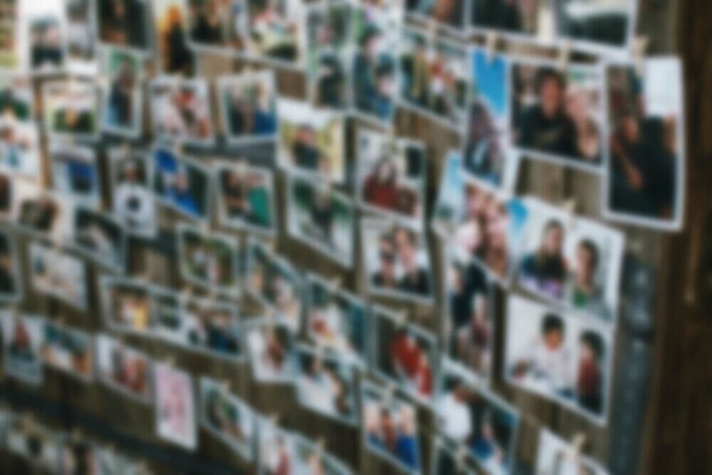 マッチングアプリに疲れたら。ポラロイドで偶然の出会いを提供する、NYの「愛の壁」