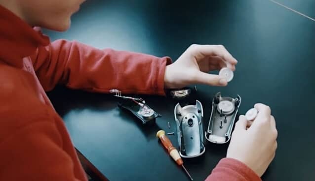 電子機器を修理しようとする男の子