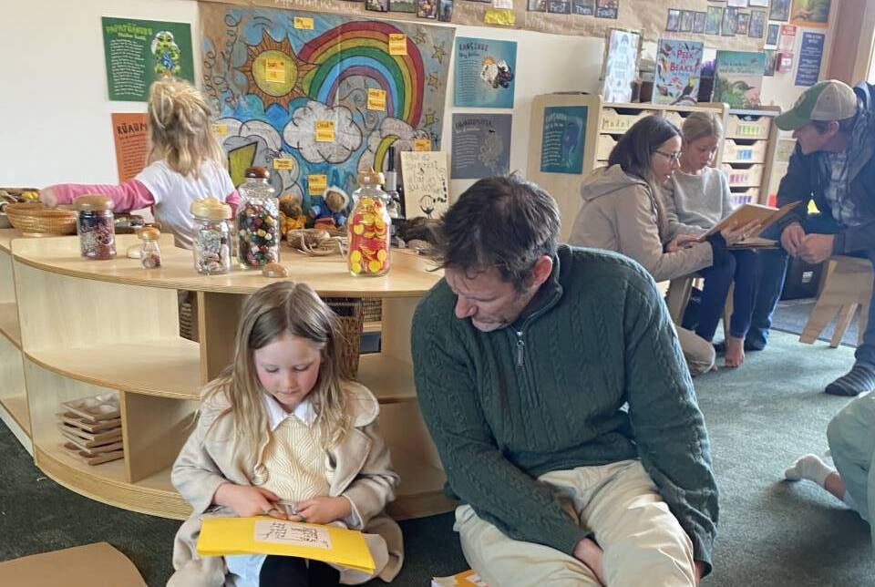 生徒と本を読む校長|Image via Green School NZ