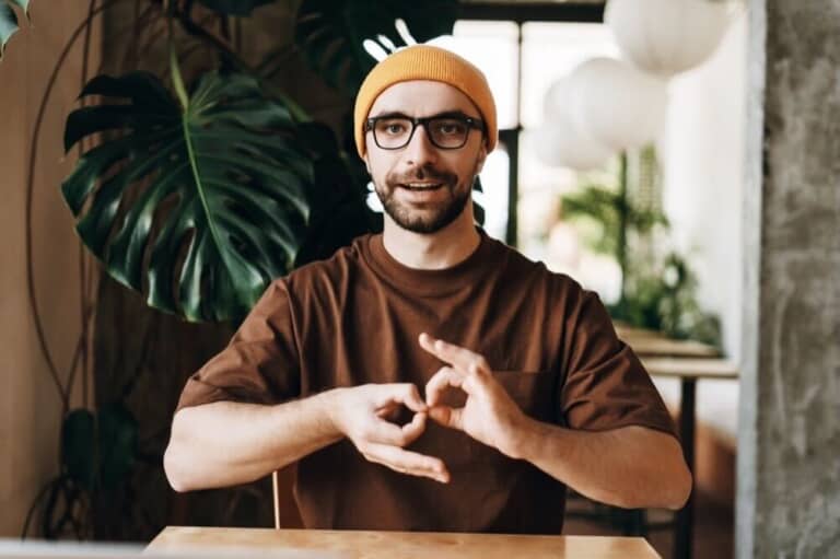 手話をする男性