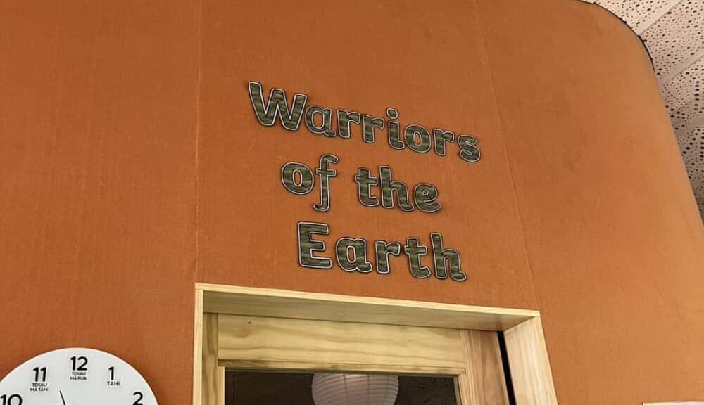 教室内の掲示「Warriors of the Earth」|Photo by Shiho