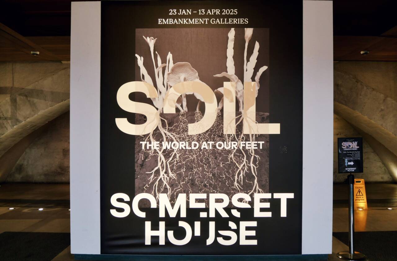 土壌から世界を見たら？ロンドンの「SOIL展」で出会った足元の物語