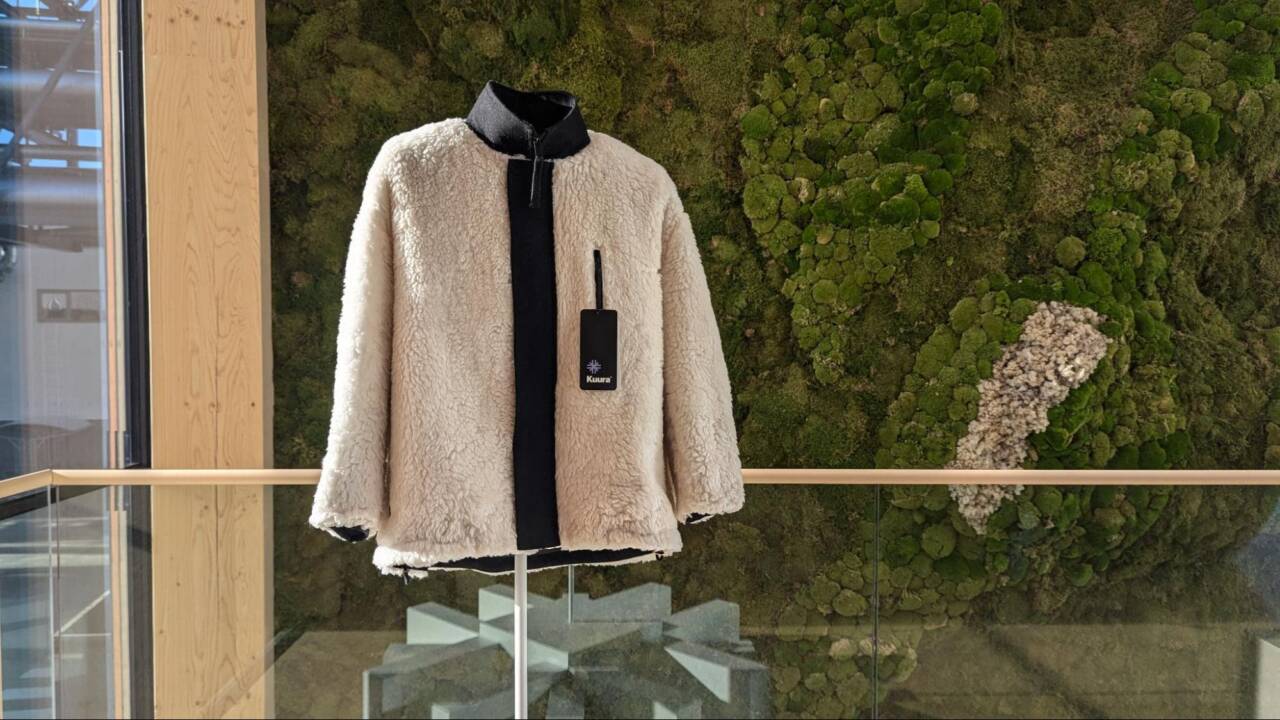 フィンランドの森林から木材を切り出したあとの副産物でつくるファイバーを用いたKuuraのジャケット(撮影:西崎こずえ)