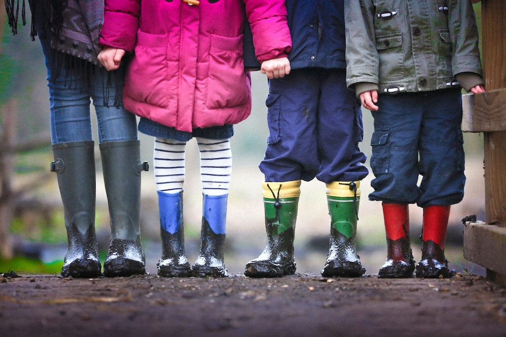 四人の子供たちが一列に並んでいる